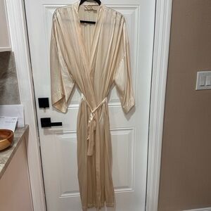 Victoria’s Secret cream silk robe
Size medium large